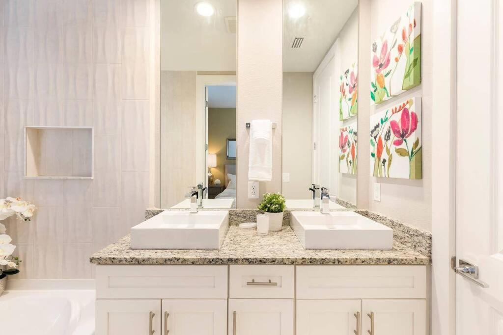 Location!! Modern Luxury 2 Miles From Disney! Pousada Orlando